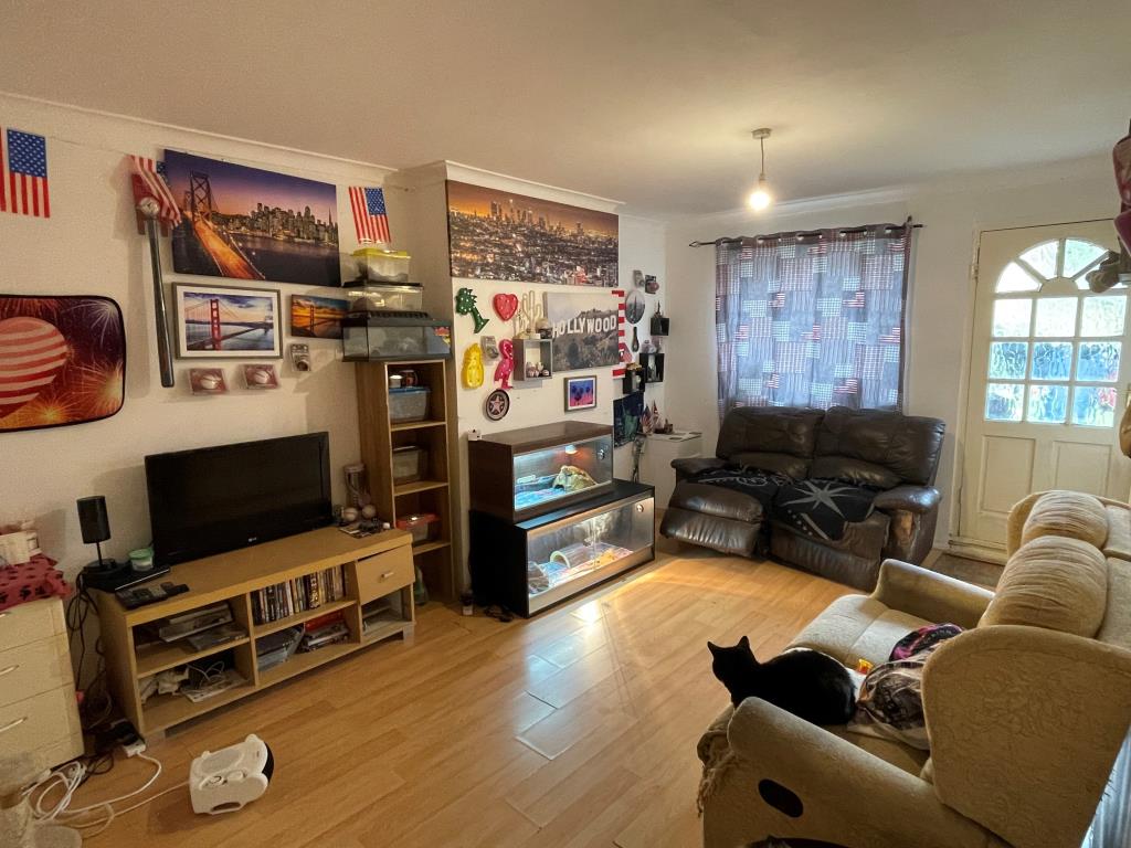 Lot: 129 - FREEHOLD BLOCK OF THREE FLATS FOR INVESTMENT - Lower ground floor flat living room with access to garden